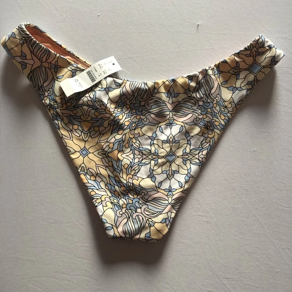 Active curved-waist cheeky bikini bottom in kaleidoscope print size M